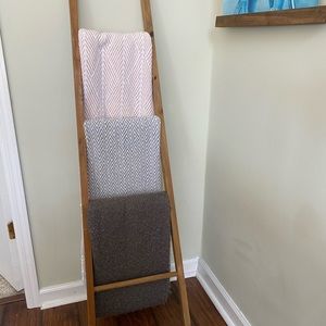 Blanket ladder WITH blankets included